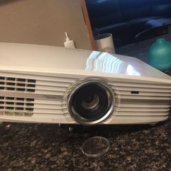 Optoma UHD60 4k Projector With Ceiling Mount