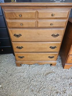 Four drawer dresser.  In Very Good Condition.   Must Pick Up