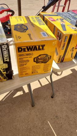 DEWALT 20V MAX Bluetooth Radio
with built-in Charger