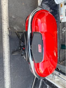 ¡Parrilla portátil plegable Coleman RoadTrip LXE roja para tanque de propano pequeño, ideal para acampar y fiestas al aire libre! Funciona de maravill