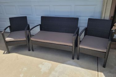 3 piece wicker set.\nMe to be