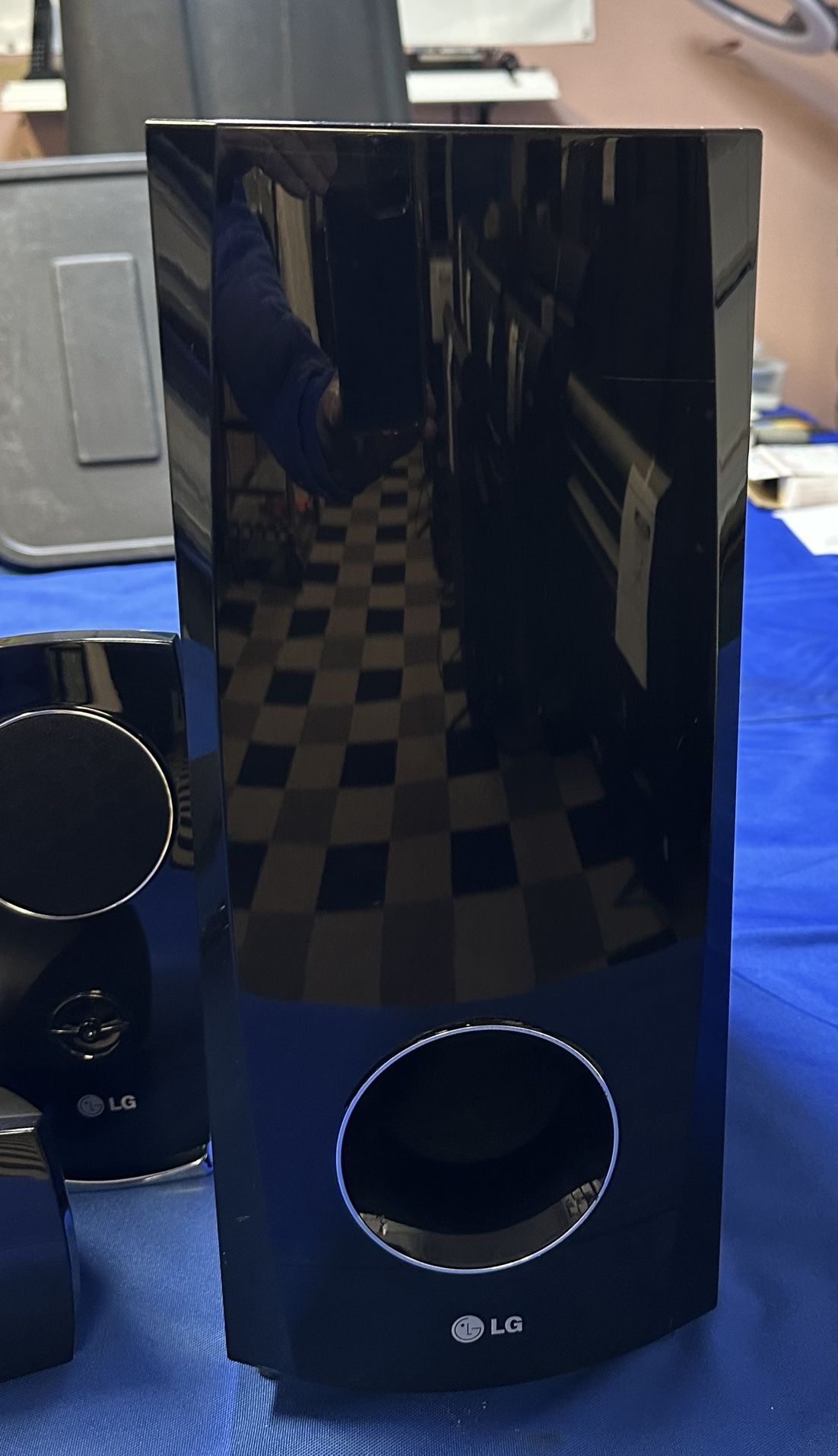 LG Surround Sound Subwoofer W/ 5 Speakers for Sale in Bedford Park, IL