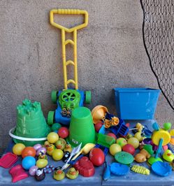 Bundle of toys to play with water 💧 $15 Slauson ave /western