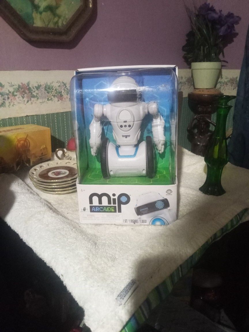  Brand New Amazing Robot.has Personality Plays https://offerup.com/redirect/?o=R2FtZXMuZHJpdmU= With App On Phone...motion Response.  retails For 99.9