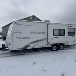 2009 aerolite  ultra lite 25ft travel trailer with 2 slide outs  excellent condition