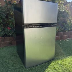 3.0 Cu. Ft. Mini Fridge with Top Freezer Insignia Model: NS-CF30SS9