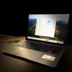 MacBook Air 2020 1.2Ghz i7 16GB RAM 1TB SSD Space Gray with Store Warranty And Financing Available!