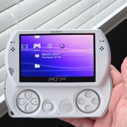 Sony PSP Go 16GB Pearl White