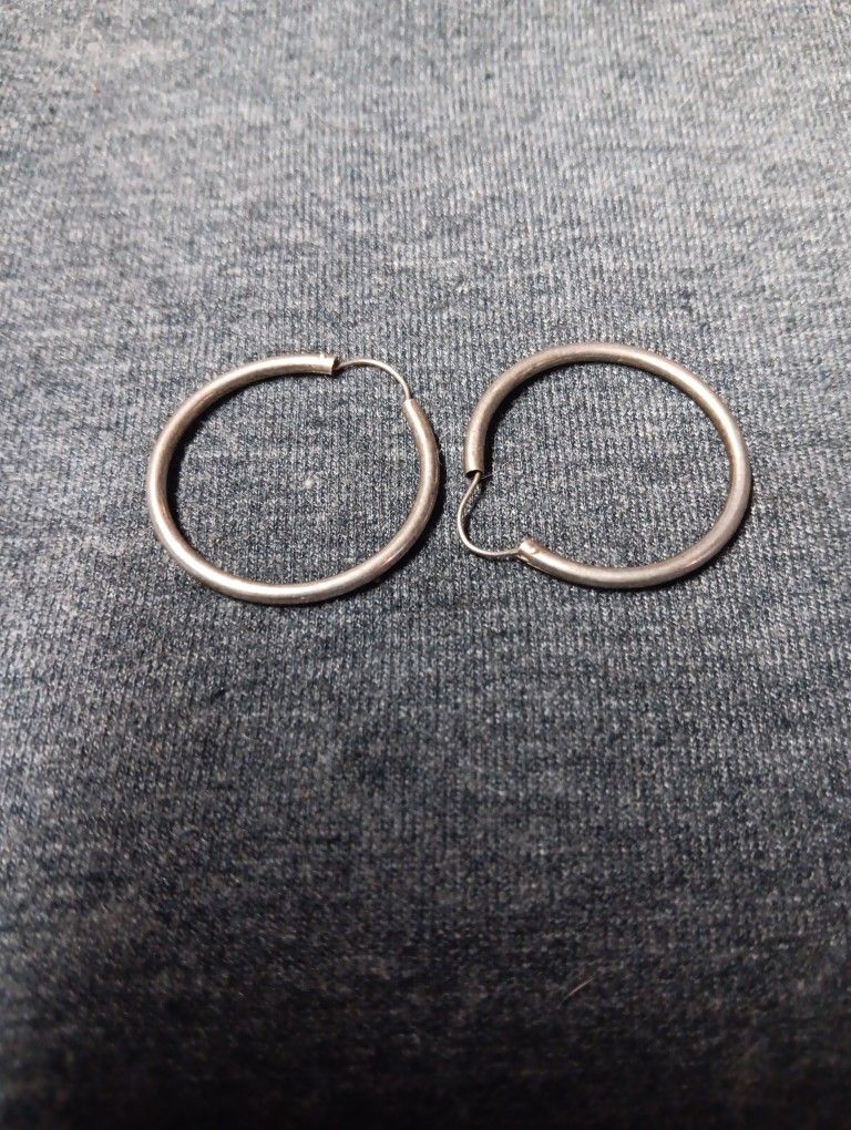 Vintage Starling silver hoop earrings.