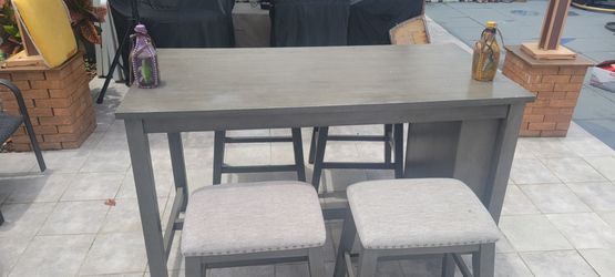 Mesa y cuatro bancos muy buena condicion