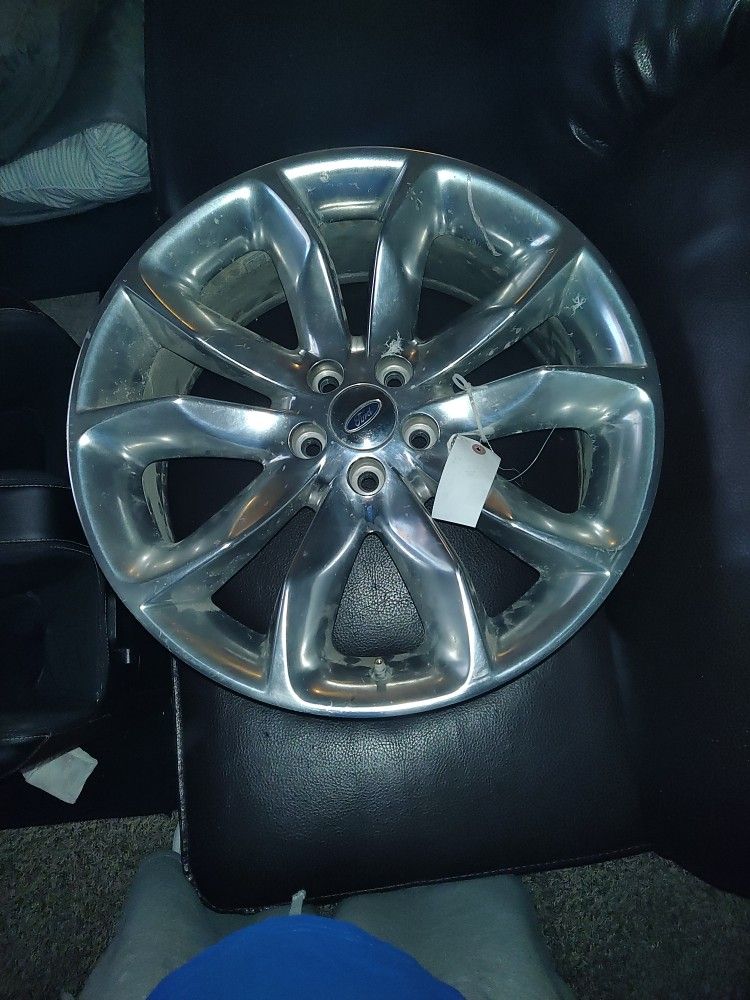 20 Inch Rim 2011 Ford Explorer I Bought The Rim The Truck Went Out On Me Got A New Truck I Need To Get Rid Of This Rim Price Tag Is Still On There 