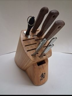 misc NON MATCHING knives in a knife block with a knife sharpener $10 FIRM