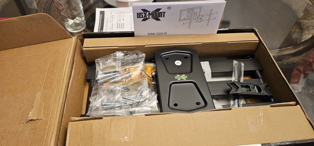 Full Motion TV WITH MOUNT. 40"-82"