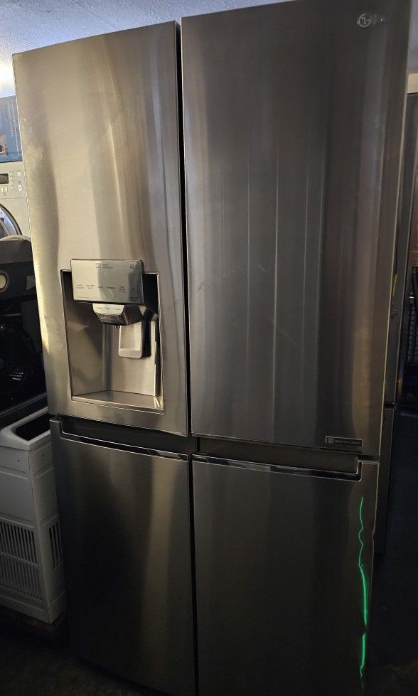 LG STAINLESS STEEL 4 DOORS REFRIGERATOR WITH ICE MAKER AND WATER DISPENSER ON DOOR.....COUNTER DEPTH....$ 550