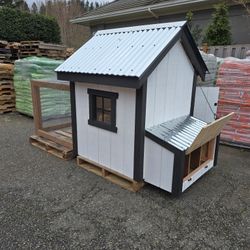 Farmhouse Chicken Coop 