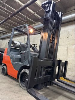 TOYOTA M8 forklift,6600 lb,3 stage, side shift, LOW HOURS