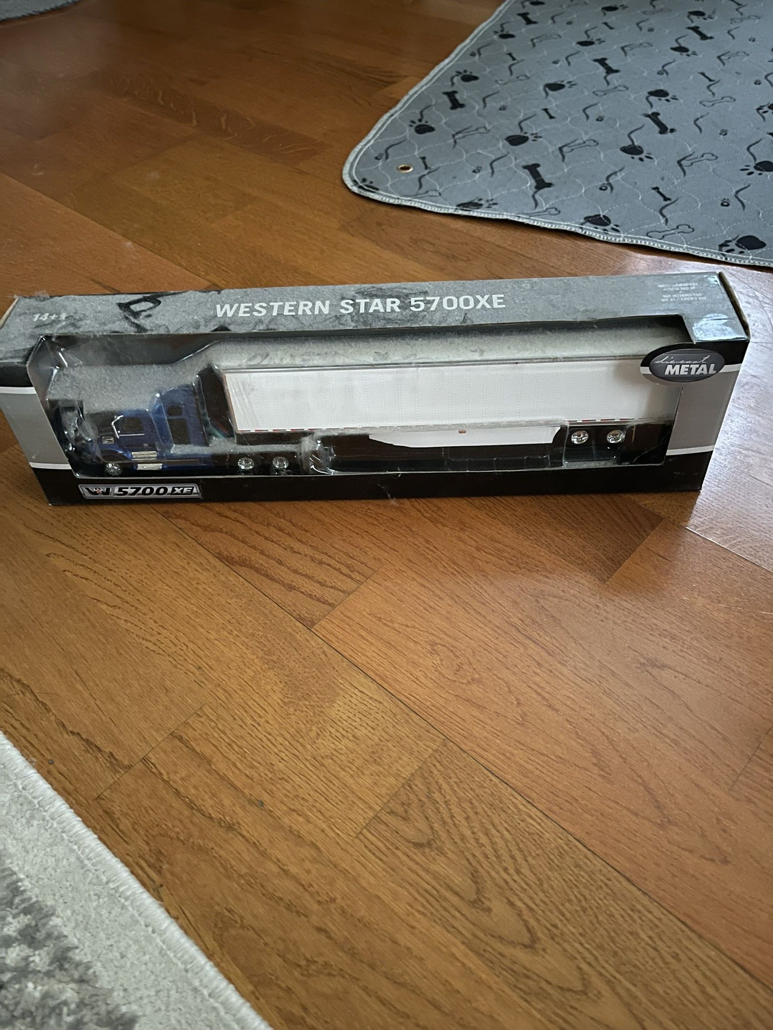 Western Star 5700 XE High Roof with Skirted Trailer Die Cast