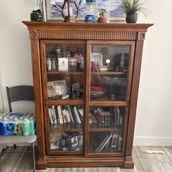 Bookcase/China cabinet