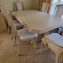extendable table like new and six chairs.