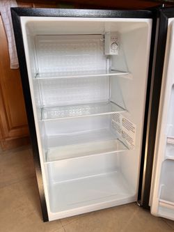 Hisense Compact Mini Fridge  – Clean Works Great!