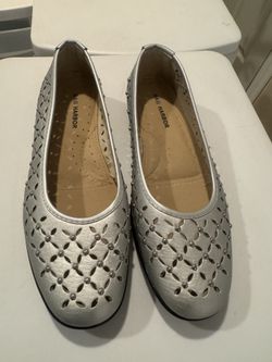 WOMENS Like New size 8 women’s flats- gray with gold balls Sag Harbor shoes  