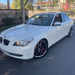BMW 2010 IN SILVER GOOD CONDITION  low mileage havent driven it for 3 daysNEEDS TO BE TOWED