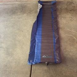 Thin sleeping mattress inflatable