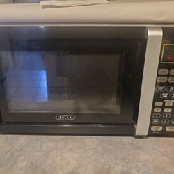 BELLA BLACK 0.9 CU FT 900-WATT COUNTER TOP MICROWAVE, STILL IN GREAT CONDITION. 