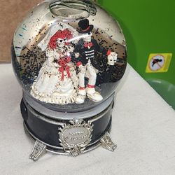 Skeleton Bride And Groom Snow Globe