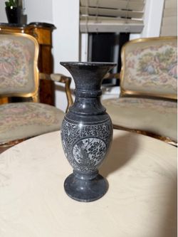 Bronze statue + vase