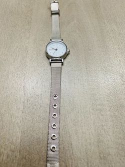Quartz Analog Wristwatch White Dial Arabic Numerals Silver Tone Mesh Bracelet
