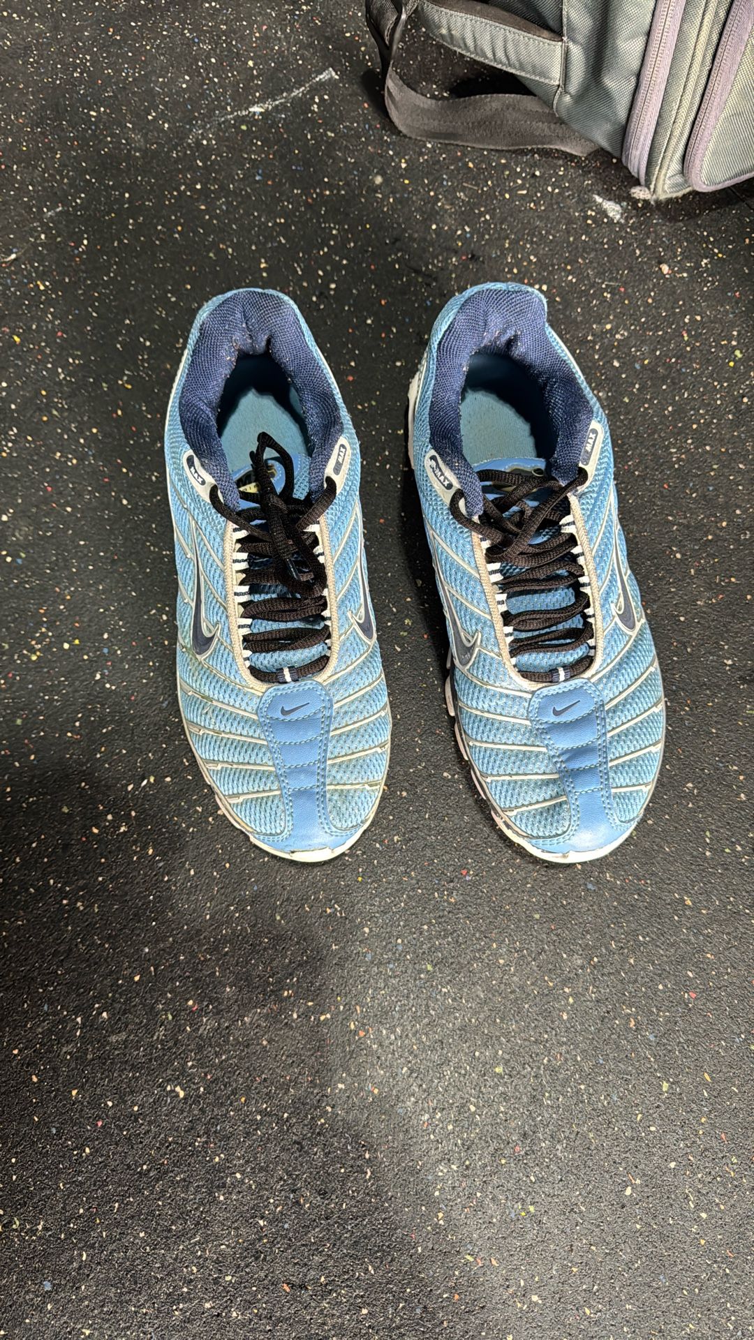 Men’s 7.5 Nikes