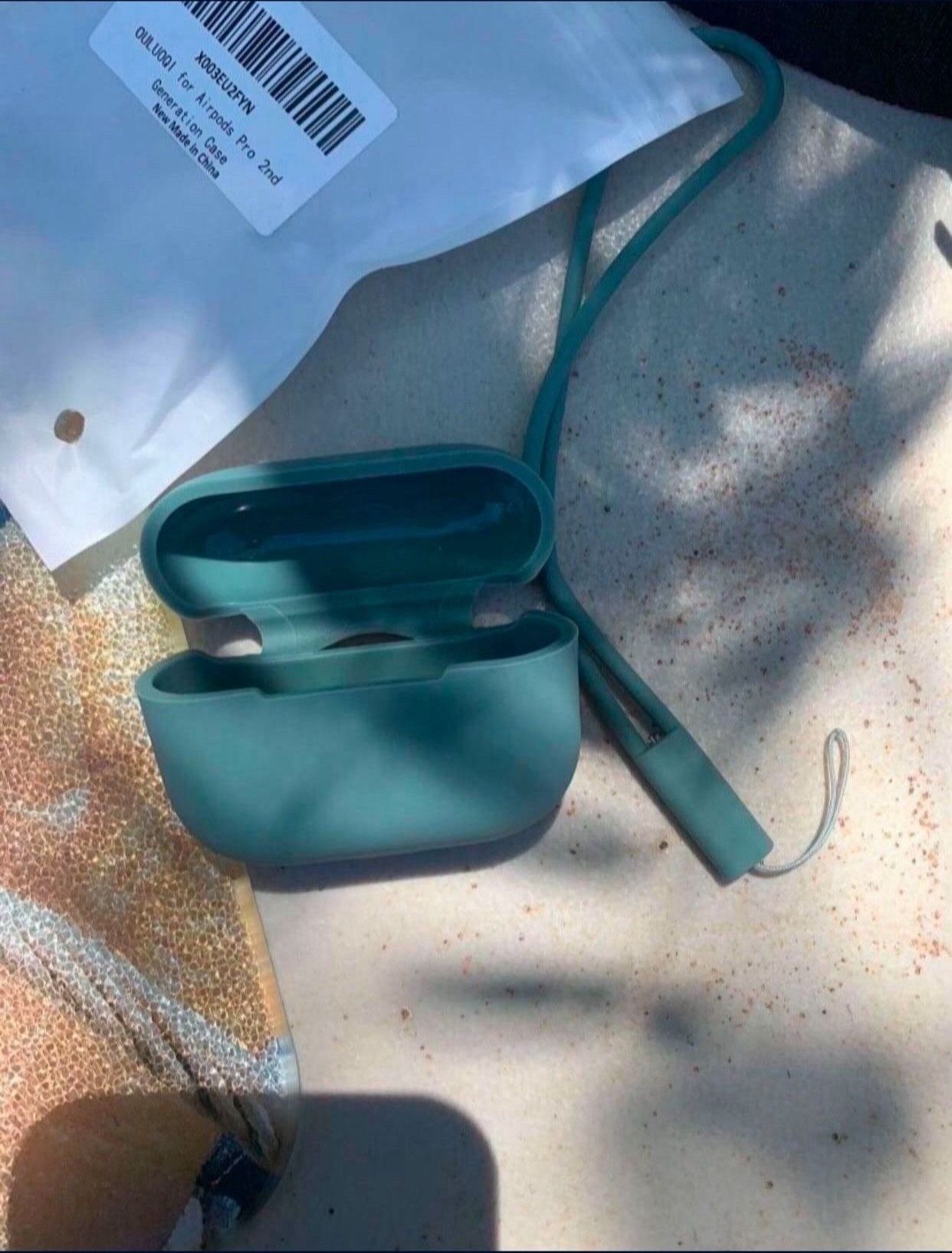 - AirPod 2nd proa case $8: this case is new. Un estuche para los airpod s pro 2o. E para lo audífonos mas nuevos en el mercado.