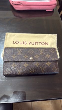 Louie Vuitton Sarah wallet