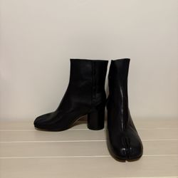 MAISON MARGIELA Black Tabi Ankle boots