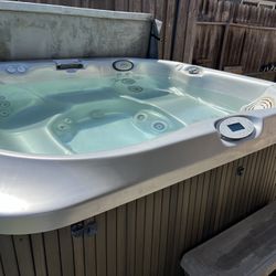 Jacuzzi 6 Person Spa. Cover Lifter. LED Light. Lounge. Waterfall