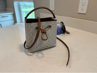 Michael Kors Suri Bucket Bag — Vanilla Signature Crossbody