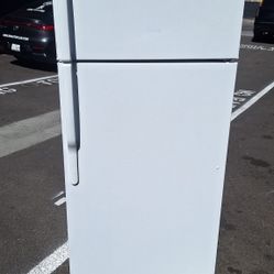 G E , APARTMENT SIZE REFRIGERATOR (DELIVERED)