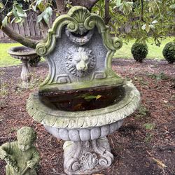 Antique-Style Cast Stone Garden Fountain with Lion Head & Grapes Motif