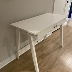 White Desk - In Excellent Condition 