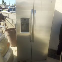 Ge Electric Stainless Steel Refrigerator W/Ice & Water Dispenser 