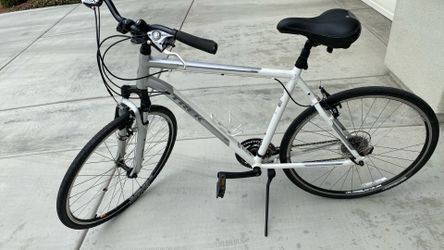 Trek 22.5” 8speed white aluminum frame bike.