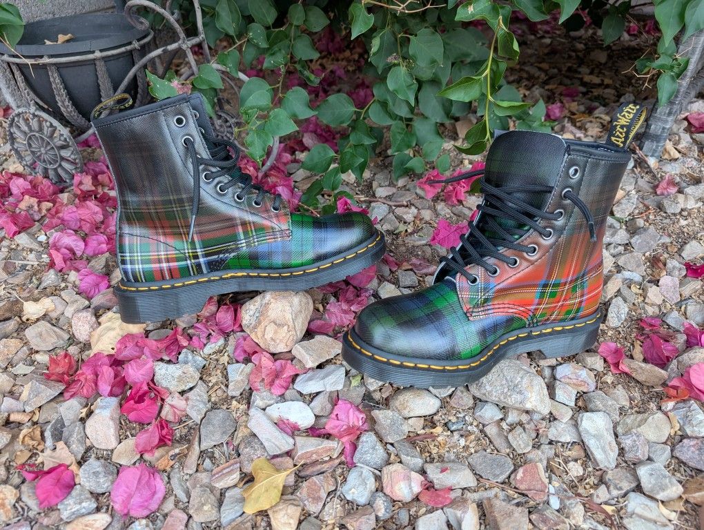 1460 Tartan Leather Lace-Up Boots
Sizes: Men's 6 / Women's 7
Color: Red+Black — Tartan Backhand Straw Grain