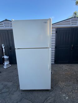 Whirlpool refrigerator w ice maker
