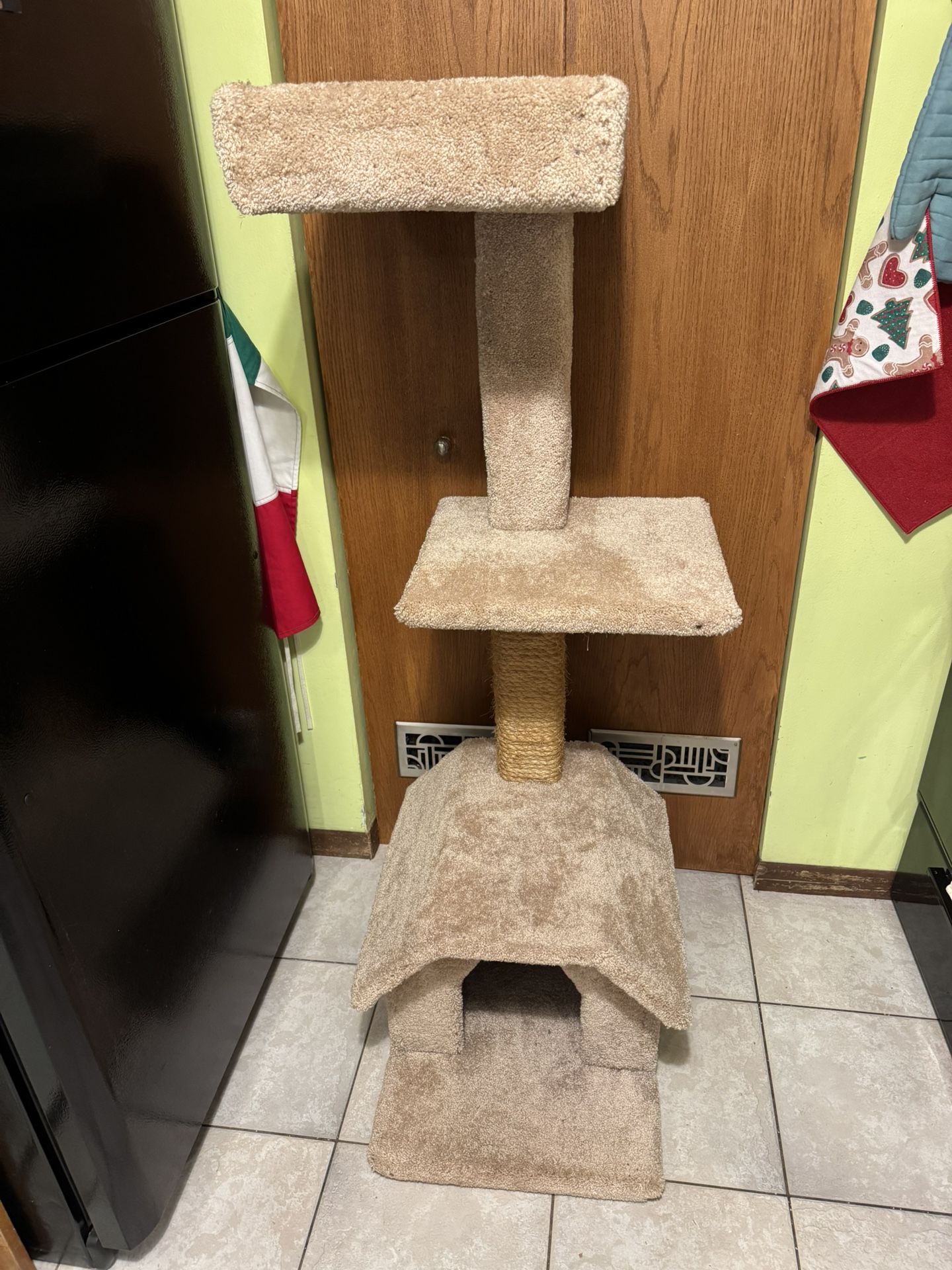 Cat Tree Like New No Damage And Clean