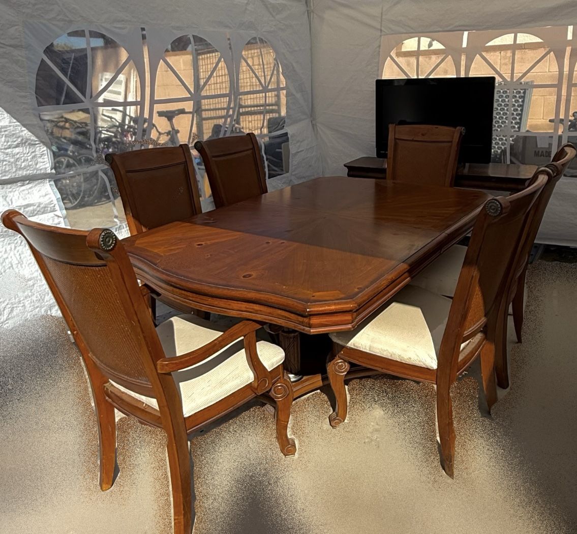 Beautiful Solid Wood Dining Table & 6 Chairs