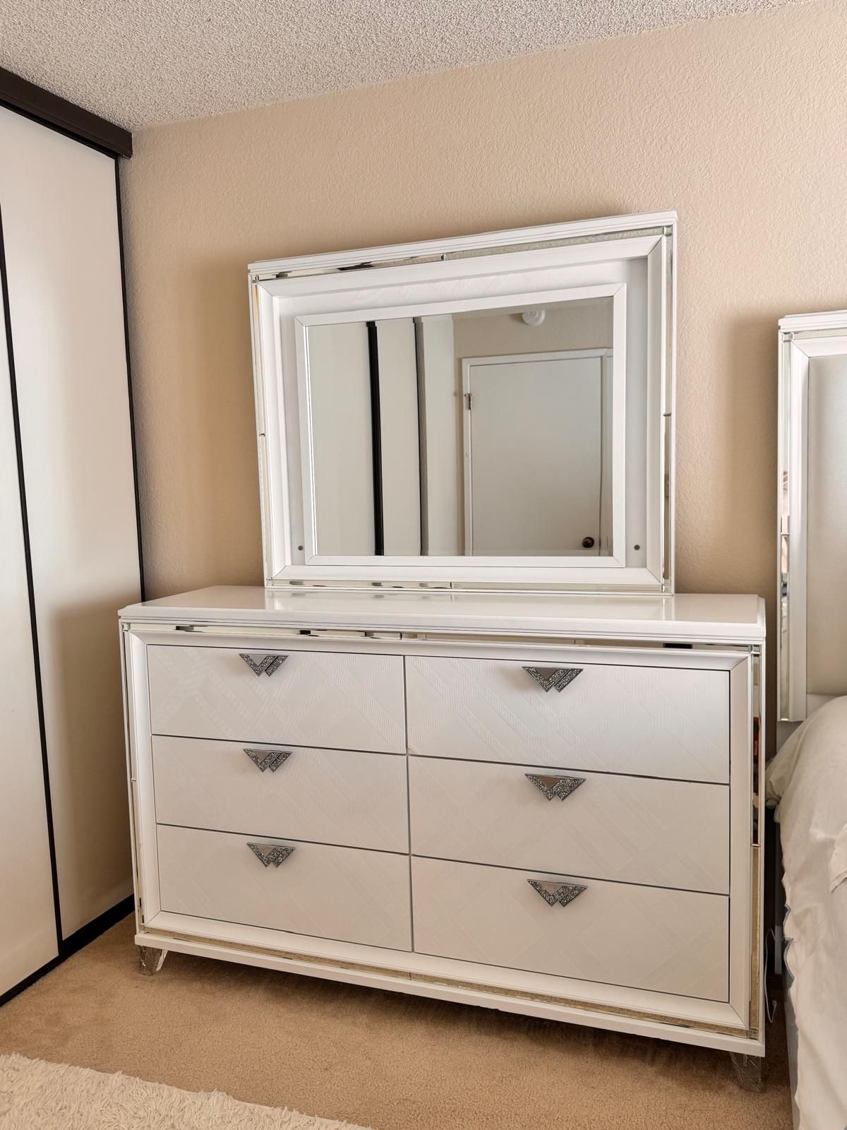 β¨ Elegant White Dresser with Mirror β Like New β¨