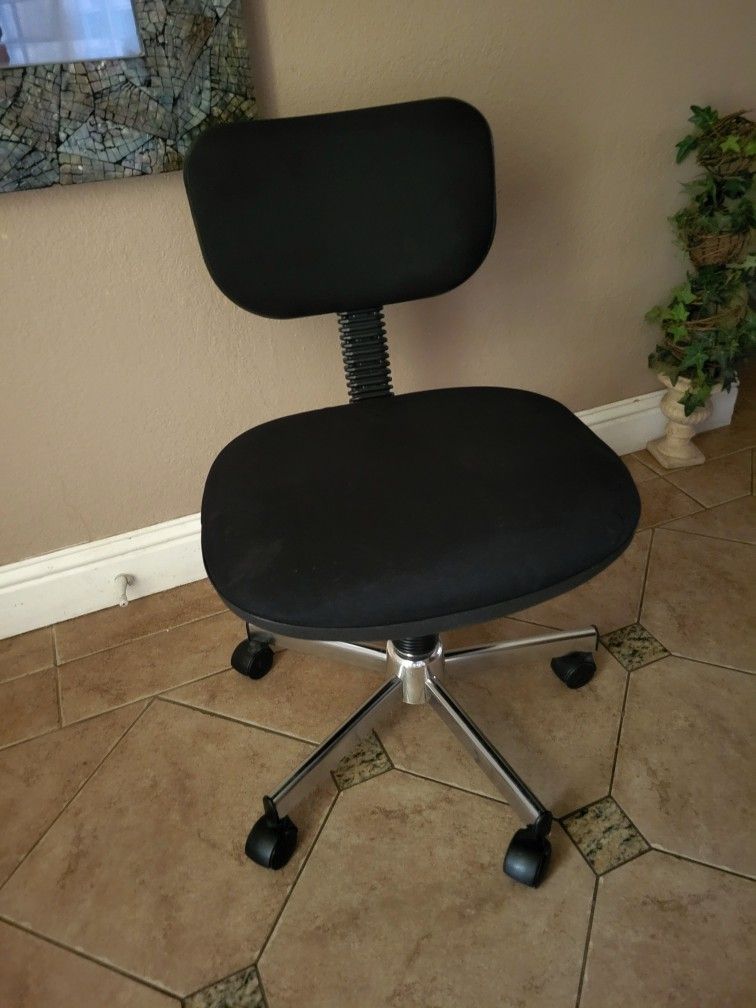 Office Chair. Adjustable. On Wheels. Clean.