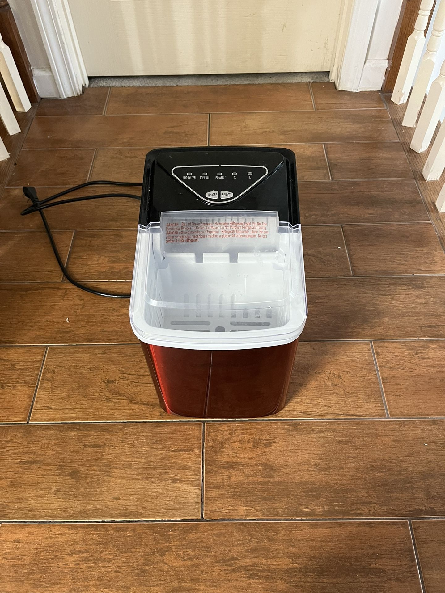 COUNTER TOP ICE MAKER • LIKE NEW