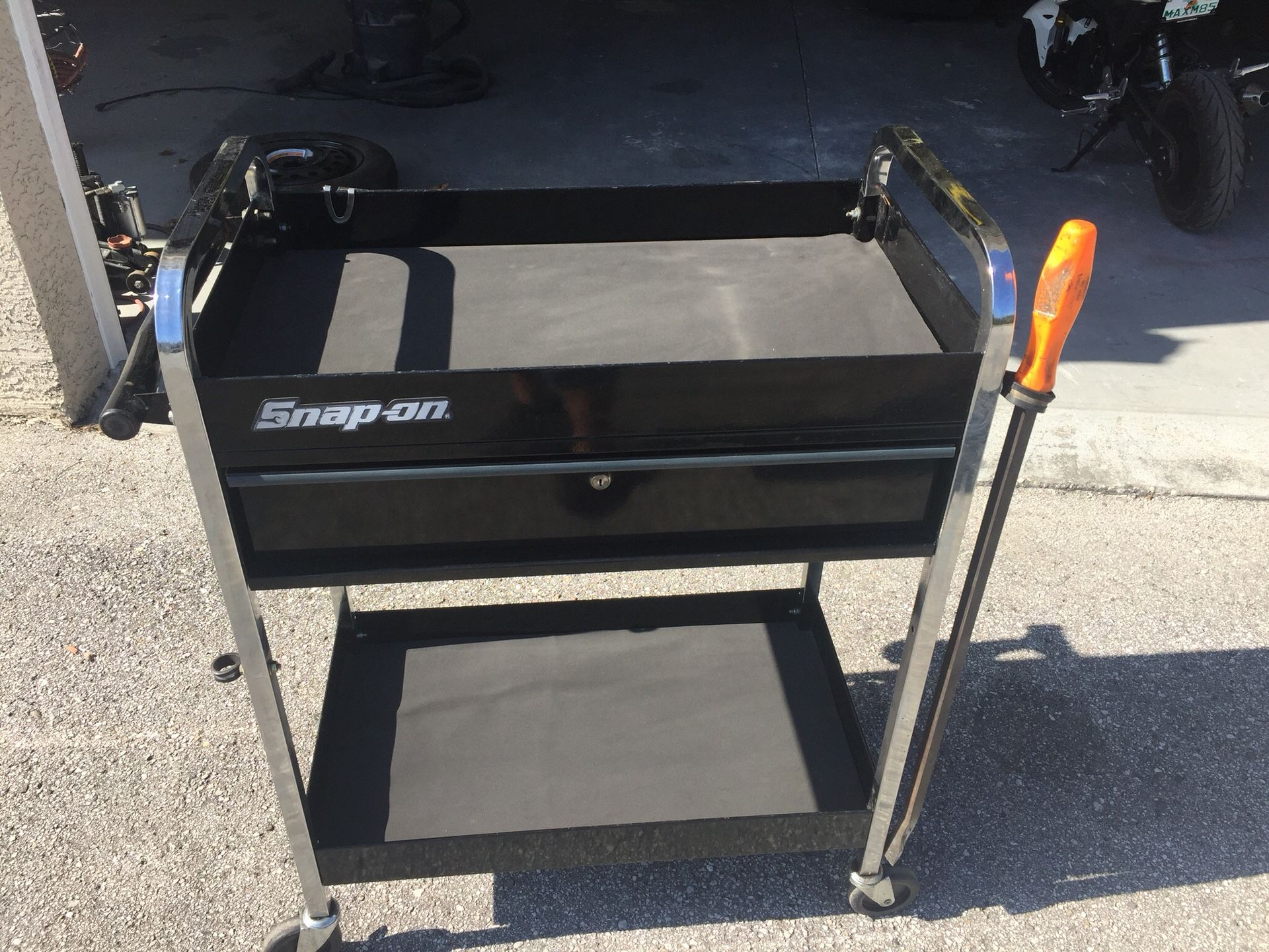 Snapon tool cart snap on black with keys and drawer liners